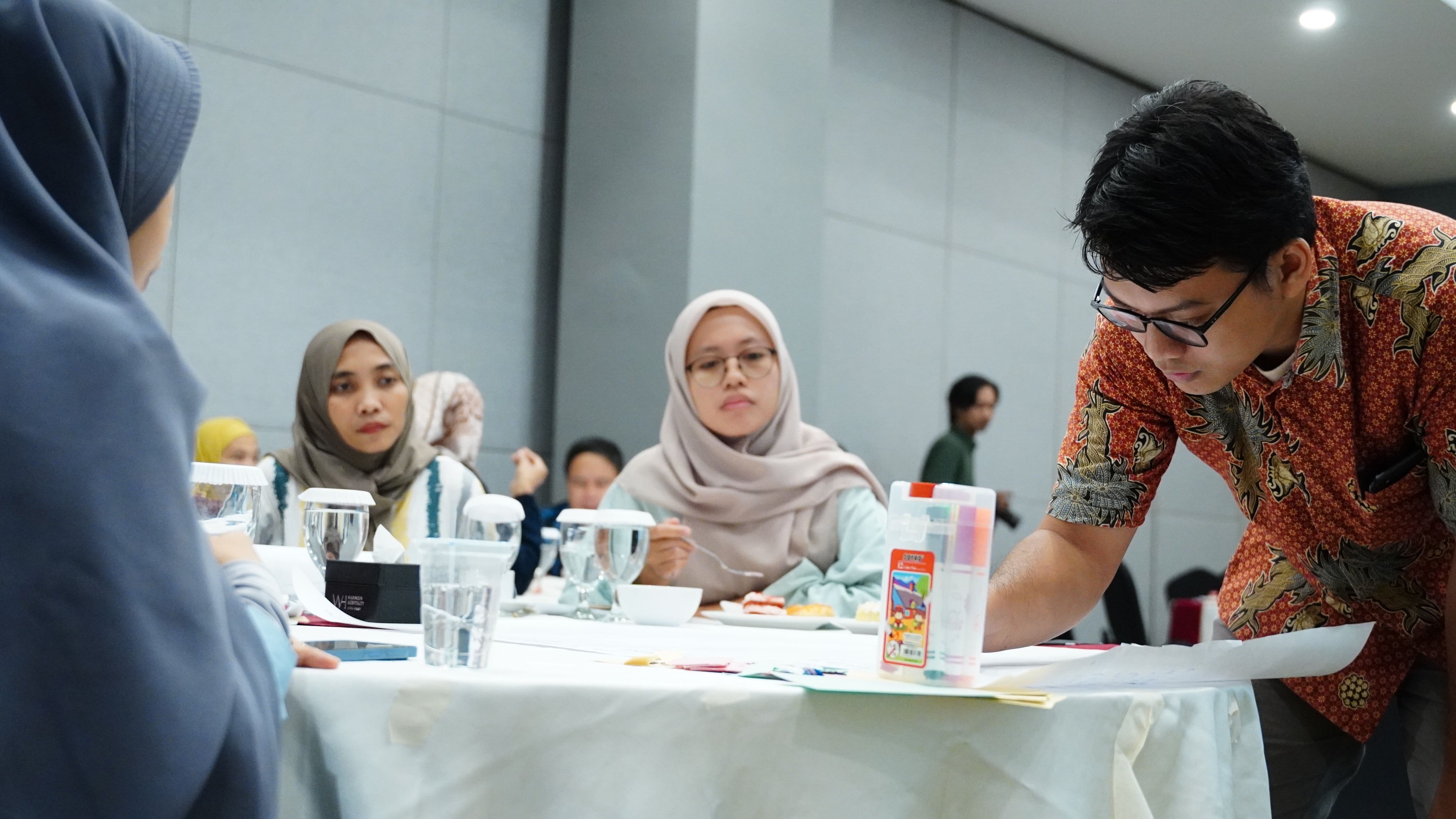 Sticky note wall capturing common risks