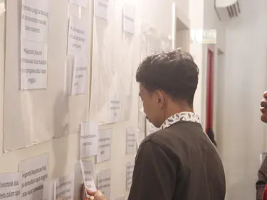 Delegates sharing insights during plenary